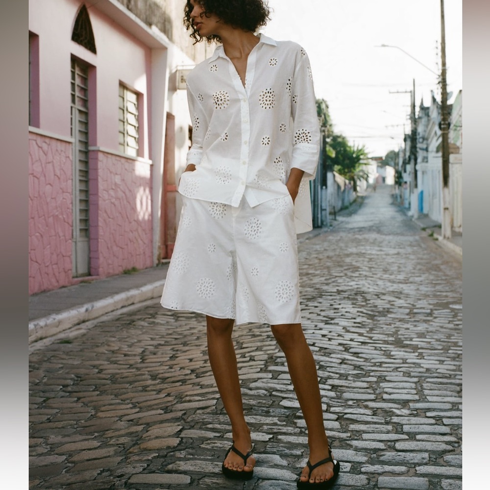 Summer Fun Zara white EMBROIDERED LONG SHORTS. Size M.